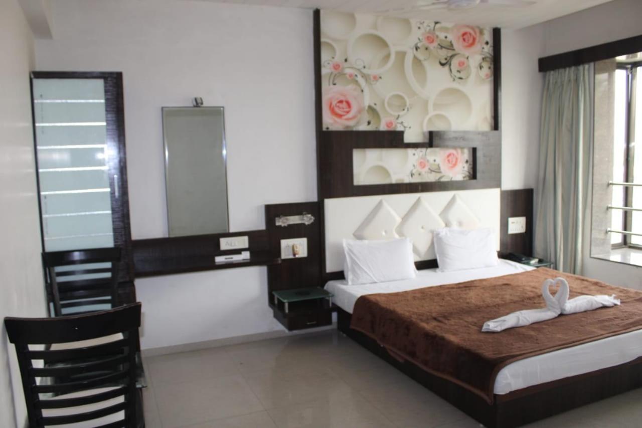 Hotel Saffron Gandeva Dış mekan fotoğraf