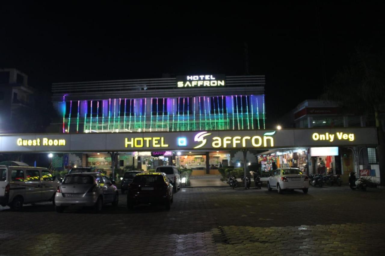 Hotel Saffron Gandeva Dış mekan fotoğraf