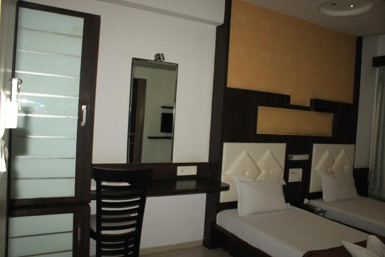 Hotel Saffron Gandeva Dış mekan fotoğraf