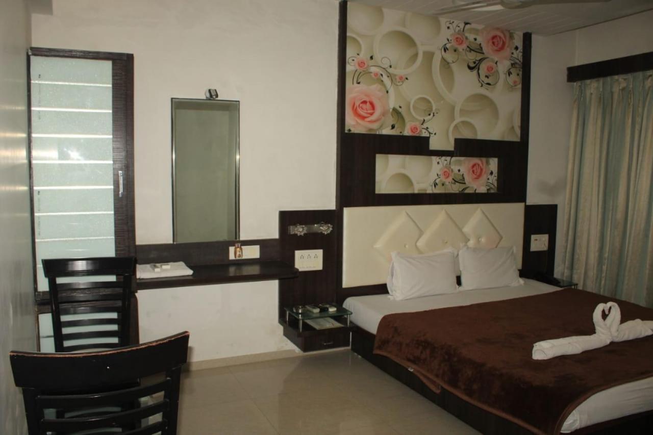 Hotel Saffron Gandeva Dış mekan fotoğraf