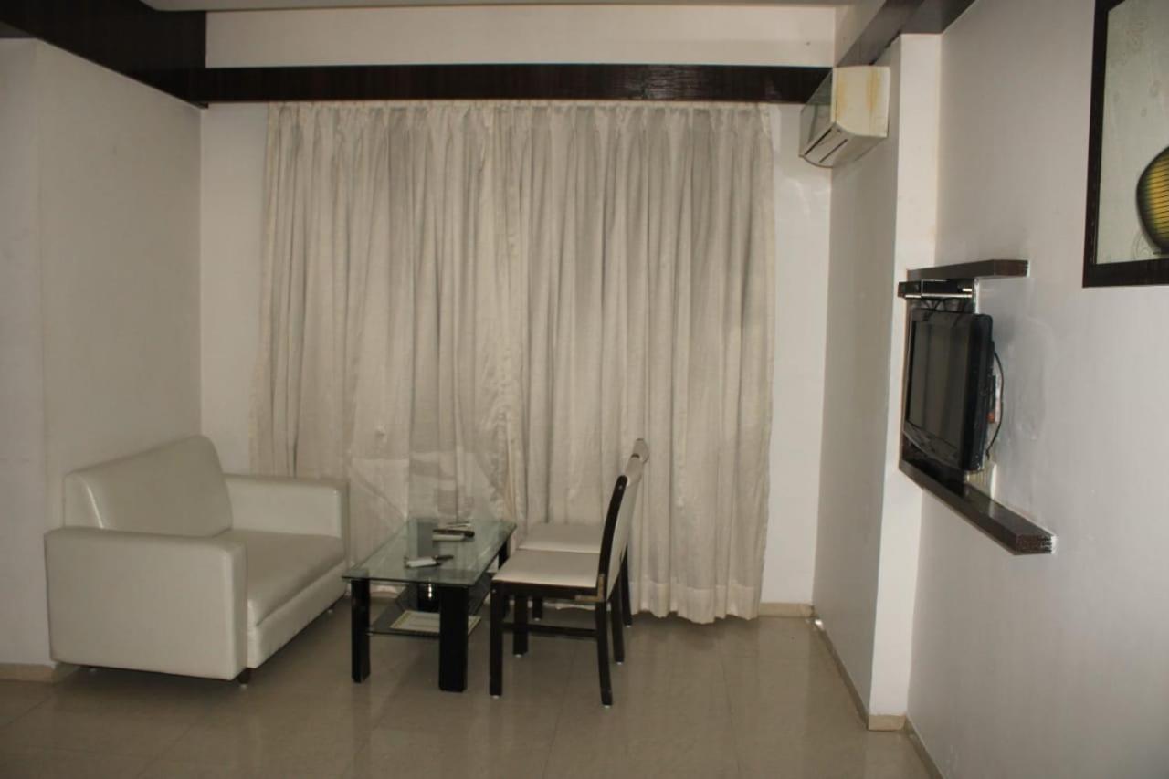 Hotel Saffron Gandeva Dış mekan fotoğraf