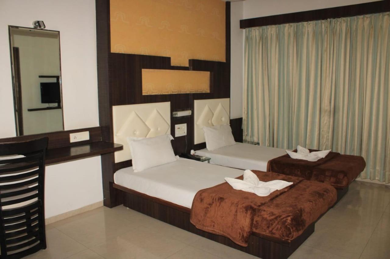 Hotel Saffron Gandeva Dış mekan fotoğraf